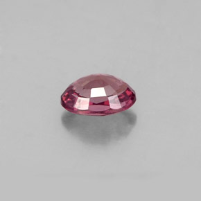 0.61カラットの天然パープル〜レッドピンクカラーチェンジガーネット（5.8×4 mm・オーバルカット）