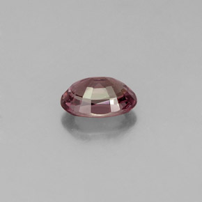0.62カラットの天然パープル〜レッドピンクカラーチェンジガーネット（5.9×4.1 mm・オーバルカット）