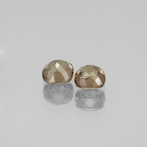 カラットの天然ゴールデンブラウン〜オレンジカラーチェンジガーネット（4.6×4.6 mm・クッションカット）
