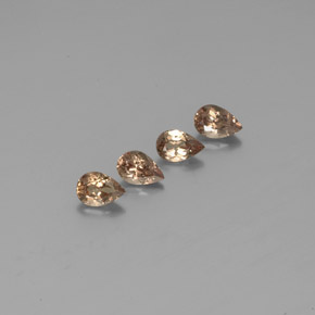 カラットの天然ゴールデンブラウン〜オレンジカラーチェンジガーネット（6.1×4.1 mm・洋梨の形）