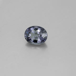 0.85カラットの天然緑がかった青〜赤カラーチェンジガーネット（6.2×5.1 mm・オーバルカット）