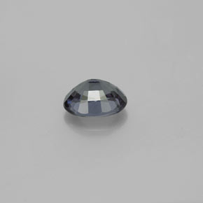 0.85カラットの天然緑がかった青〜赤カラーチェンジガーネット（6.2×5.1 mm・オーバルカット）