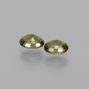1.41カラットの天然緑がかった茶〜レッドピンクカラーチェンジガーネット（5.5×4.5 mm・オーバルカット）