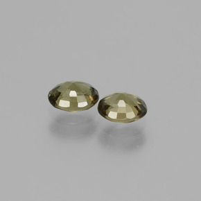 1.06カラットの天然緑がかった茶〜レッドピンクカラーチェンジガーネット（5.2×4.3 mm・オーバルカット）