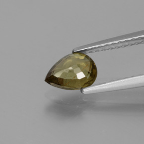 0.83カラットの天然緑がかった茶〜レッドピンクカラーチェンジガーネット（6.9×5.1 mm・洋梨の形）