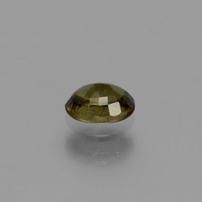 0.61カラットの天然緑がかった茶〜レッドピンクカラーチェンジガーネット（5.6×4.1 mm・オーバルカット）
