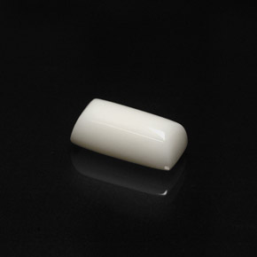 2.76カラットの天然ホワイトサンゴ（11.5×5.4 mm・バゲット）