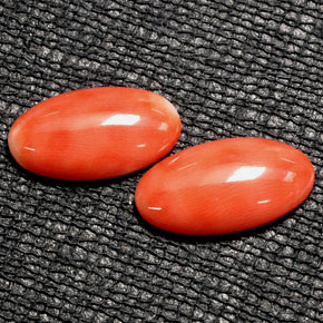 カラットの天然サーモンサンゴ（13.6×7.2 mm・オーバルカット）