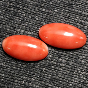 カラットの天然サーモンサンゴ（13.6×7.2 mm・オーバルカット）