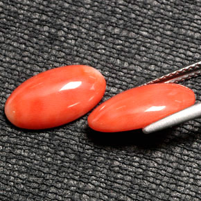 カラットの天然サーモンサンゴ（13.6×7.2 mm・オーバルカット）
