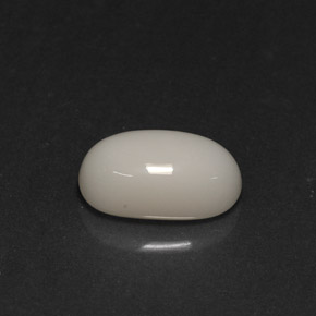 2.78カラットの天然ホワイトサンゴ（11.3×6.4 mm・オーバルカット）
