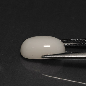 2.78カラットの天然ホワイトサンゴ（11.3×6.4 mm・オーバルカット）