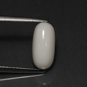 2.73カラットの天然ホワイトサンゴ（11.9×5.7 mm・オーバルカット）