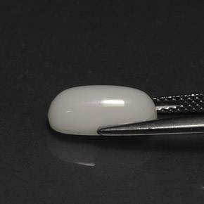 2.73カラットの天然ホワイトサンゴ（11.9×5.7 mm・オーバルカット）