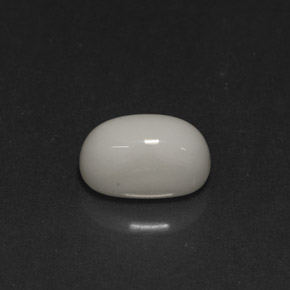 2.67カラットの天然ホワイトサンゴ（9.8×6.1 mm・オーバルカット）