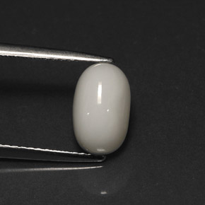 2.67カラットの天然ホワイトサンゴ（9.8×6.1 mm・オーバルカット）