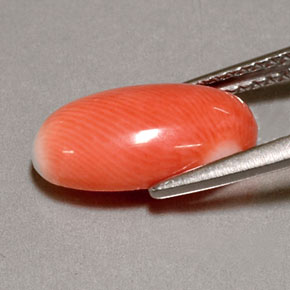 2.85カラットの天然ホワイトサーモンサンゴ（13×7.7 mm・オーバルカット）