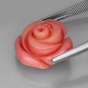 12.20カラットの天然サーモンサンゴ、ファンシーシェイプ、オペーク