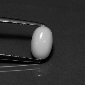 2.29カラットの天然ホワイトサンゴ（10×6.3 mm・オーバルカット）