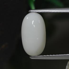 2.30カラットの天然ホワイトサンゴ（11.8×6.6 mm・オーバルカット）