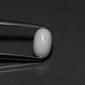 1.70カラットの天然ホワイトサンゴ（9×5.5 mm・オーバルカット）