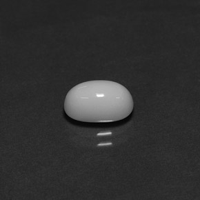 1.70カラットの天然ホワイトサンゴ（9×5.5 mm・オーバルカット）