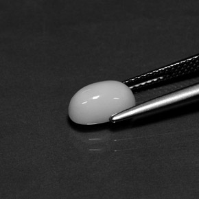 1.70カラットの天然ホワイトサンゴ（9×5.5 mm・オーバルカット）