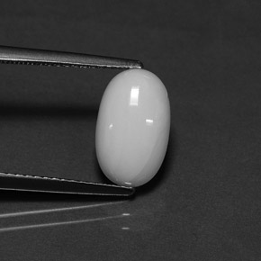 2.27カラットの天然ホワイトサンゴ（11.4×7 mm・オーバルカット）