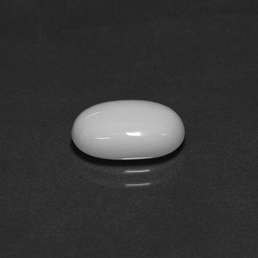 2.27カラットの天然ホワイトサンゴ（11.4×7 mm・オーバルカット）