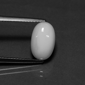 2.54カラットの天然ホワイトサンゴ（11.3×7.1 mm・オーバルカット）