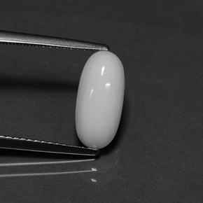 1.82カラットの天然ホワイトサンゴ（12.1×5.7 mm・オーバルカット）