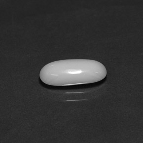 1.82カラットの天然ホワイトサンゴ（12.1×5.7 mm・オーバルカット）