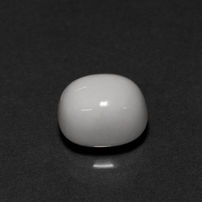 2.26カラットの天然ホワイトサンゴ（8.1×7.2 mm・オーバルカット）