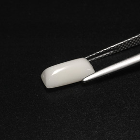 1.98カラットの天然ホワイトサンゴ（10.8×5.2 mm・バゲット）