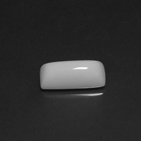 1.92カラットの天然ホワイトサンゴ（11×5.3 mm・バゲット）