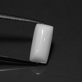 1.92カラットの天然ホワイトサンゴ（11×5.3 mm・バゲット）