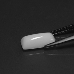 1.92カラットの天然ホワイトサンゴ（11×5.3 mm・バゲット）
