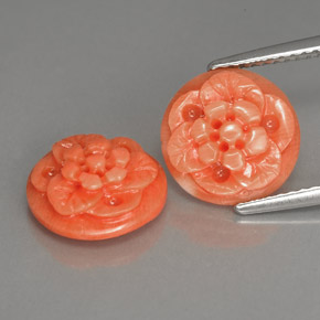 カラットの天然サーモンサンゴ（10.5×4.3 mm・ファンシーシェイプ）