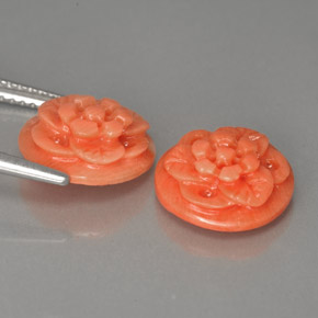 カラットの天然サーモンサンゴ（10.5×4.3 mm・ファンシーシェイプ）