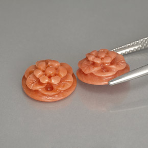 カラットの天然サーモンサンゴ（10×4.4 mm・ファンシーシェイプ）