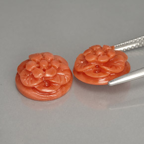 カラットの天然サーモンサンゴ（10.8×5.3 mm・ファンシーシェイプ）