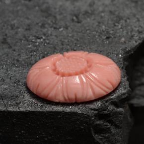 3.66カラットの天然サーモンサンゴ（13.7×9.7 mm・ファンシーシェイプ）