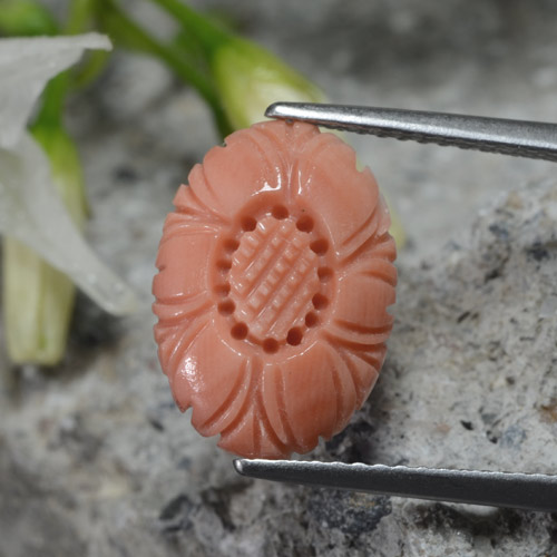 2.80カラットの天然オレンジがかったピンクサンゴ（13.8×9.8 mm・フラワーカット）