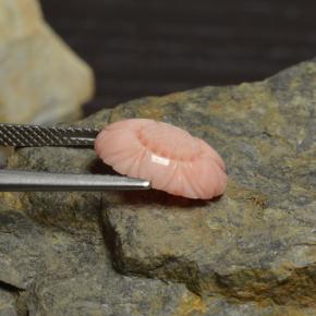 3.39カラットの天然ホワイトサーモンサンゴ（13.6×9.8 mm・フラワーカット）