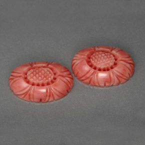 カラットの天然サーモンサンゴ（13.9×9.7 mm・ファンシーシェイプ）