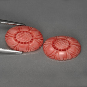 カラットの天然サーモンサンゴ（13.9×9.7 mm・ファンシーシェイプ）