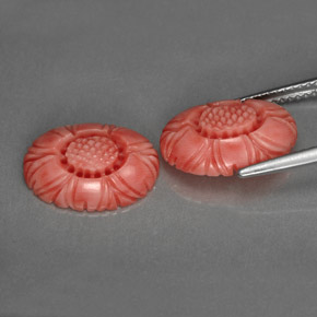 カラットの天然サーモンサンゴ（13.9×9.7 mm・ファンシーシェイプ）