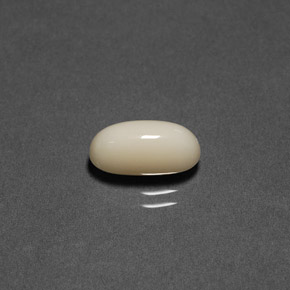 2.21カラットの天然クリームサンゴ（10.9×5.4 mm・オーバルカット）
