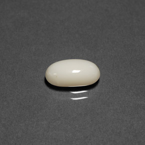 1.84カラットの天然ホワイトサンゴ（10.8×5.8 mm・オーバルカット）