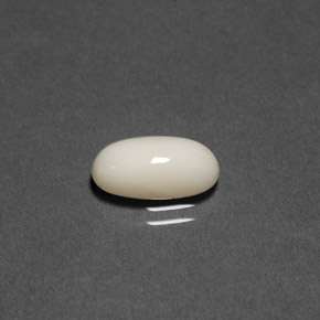 2.02カラットの天然ホワイトサンゴ（11.4×6 mm・オーバルカット）
